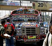 Autobusas padengtas grafitu
