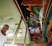 Grafitas randasi ir autobuso viduje.