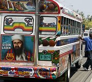 Osamo Bin Ladeno atvaizdas ant autobuso galo.
