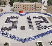 Studentai i&scaron; žmonių minios padarė &scaron;irdies forma.