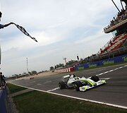 &bdquo;Brawn&ldquo; vairuotojas Jensonas Buttonas kirto fini&scaron;o liniją pirmas.