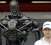Jensonas Buttonas pozuoja prie roboto.