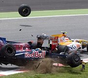 &bdquo;Toro Rosso&ldquo; vairuotojas Sebastianas Bourdaisas atsitrenkia į &bdquo;Force India&ldquo; ir &bdquo;Renault&ldquo; bolidus.