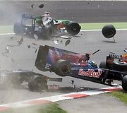 &bdquo;Toro Rosso&ldquo; vairuotojas Sebastianas Bourdaisas atsitrenkia į &bdquo;Force India&ldquo; ir &bdquo;Renault&ldquo; bolidus.