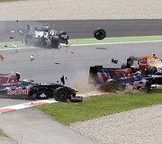 &bdquo;Toro Rosso&ldquo; vairuotojas Sebastianas Bourdaisas atsitrenkia į &bdquo;Force India&ldquo; ir &bdquo;Renault&ldquo; bolidus.