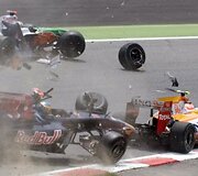&bdquo;Toro Rosso&ldquo; vairuotojas Sebastianas Bourdaisas atsitrenkia į &bdquo;Force India&ldquo; ir &bdquo;Renault&ldquo; bolidus.