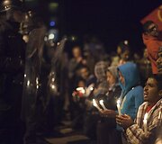 Tamilai meldžiasi prie policijos pajėgų.