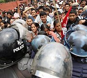 Protestuotojų ir policijos susirėmimas.