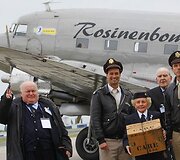 &Scaron;altojo karo veteranai prie senovinio lėktuvo