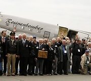 &Scaron;altojo karo veteranai prie senovinio lėktuvo