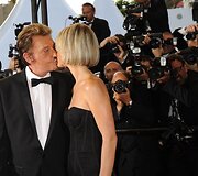 Prancūzų aktorius ir daininkas Johnny Hallyday bučiuoja savo žmoną Laeticia.