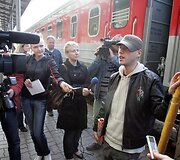 Sasha Son(g) pasitiko spaudos atstovai.