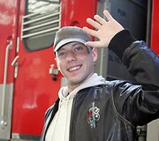 Sasha Son(g) sveikinasi su pasitikti atėjusiais žmonėmis.