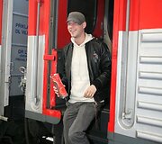 Sasha Son(g) i&scaron;lipa i&scaron; traukinio.