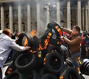 Protestuotojai degina padangas.