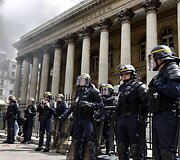 Policijos pajėgos pasiruo&scaron;usios tramdyti protestuotojus.