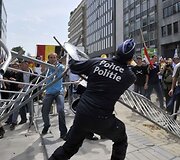 Demonstrantų ir policijos susirėmimas.