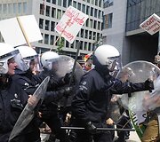 Demonstrantų ir policijos susirėmimas.