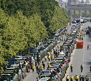 Protestuotojai traktoriais užtvėtė kelius.