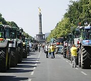 Protestuotojai traktoriais užtvėtė kelius.