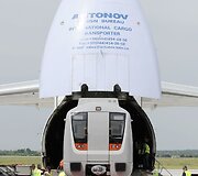 Požeminis traukinys kraunamas į lėktuvą.