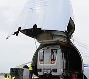 Požeminis traukinys kraunamas į lėktuvą.