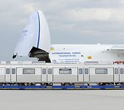 Požeminis traukinys kraunamas į lėktuvą.