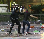 Įsiaudrinusiam futbolo &scaron;ventės dalyviui nepavyko i&scaron;vengti policininko smūgių.