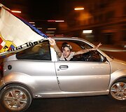 Mėgstamos komandos triumfą aistruoliai i&scaron;rei&scaron;kė važinėdami gatvėmis ir mojuodami vėliavomis.