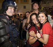 Taikiai nusiteikusios &bdquo;Barcelona" klubo aistruolės privertė &scaron;ypsotis ir policininką.