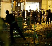 Į policijos bandymus suvaldyti minią kai kurie futbolo mėgėjai atsakė svaidydami akmenis.