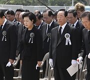 Pietų Korėjos prezidentas Lee Myung Bakas, jo žmona Kim Yoon  Ok, buvęs prezidentas Kimas Young Samas ir buvęs prezidentas Kimas Dae Jungas.