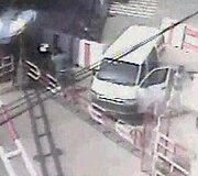 I&scaron; furgono i&scaron;lipa ginkluotas žmogus.