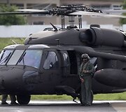 Sraigtasparnis &bdquo;Black hawk&ldquo; kyla į dingusio lėktuvo paie&scaron;ką.