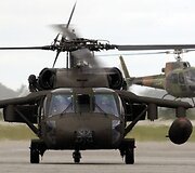 Sraigtasparnis &bdquo;Black hawk&ldquo; kyla į dingusio lėktuvo paie&scaron;ką.