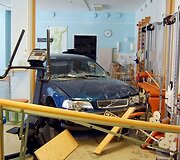Automobilis sporto salėje