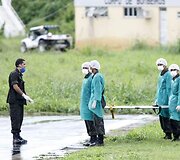 Sausumos pajėgos laukia sraigtasparnio.