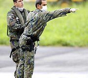 Sausumos pajėgos laukia sraigtasparnio.