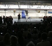 Bertrandas Piccardas ir Andre Borschbergas pristato savo kūrynį.