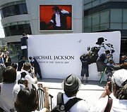 Kabinamas Michaelo Jacksono plakatas.