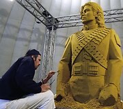 Viačeslavas Boreckis lipdo Michaelio Jacksono skulptūrą