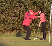 G.Mamkus noriai mokė &bdquo;15min&ldquo; žurnalistę golfo žaidimo pradžiamokslio. 