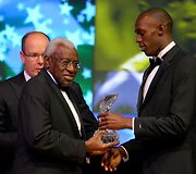 IAAF prezidentas Lamine Diackas apdovanoja Usainą Boltą
