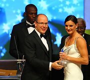 Monako princas Albertas II apdovanoja Jeleną Isinbajevą