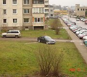 Nufotografavau kiemo erelį, kuris savo ma&scaron;iną &bdquo;BMW&ldquo; paliko tiesiog vidury kiemo, ant žolės, matosi jog galima kur nors kitur pasistatyti.