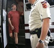Viktoras Boutas i&scaron;lipa i&scaron; autobuso.
