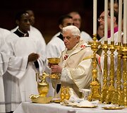 Popiežius laiko taurę.