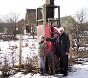 Justinas ir Vytautas įkėlė pačių pagamintą inkilą