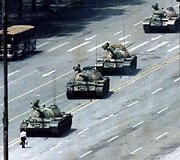 Istorinė akimirka: kinas bando sustabdyti tankų koloną Tianamenio aik&scaron;tėje 1989 m. birželio 5 d.