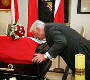 Prezidentas V.Adamkus pagerbė L.Kaczynskį